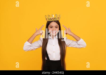 Glücklich fröhlich egoistisch Teenager-Mädchen in der Schuluniform tragen Prinzessin Krone, Arroganz Stockfoto