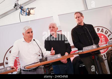 02. Februar 2022, Hamburg: Andreas Bornemann (l-r), Sportchef des FC St. Pauli, Jochen Winand, Vizepräsident des FC St. Pauli, und Oke Göttlich, Präsident des FC St. Pauli, nehmen an einer Pressekonferenz des 2. Fußballvereins FC St. Pauli zur Neugestaltung des Trainingszentrums Teil. Das Trainingsgelände des FC St. Pauli soll in den kommenden Jahren deutlich ausgebaut werden. Am aktuellen Standort im Stadtteil Lokstedt sind bis Ende 2026 vier neue Sportplätze und ein funktionales Gebäude geplant, wie der Verein und die Stadt Hamburg auf der Unterzeichnungs-Pressekonferenz mitteilten. Foto: C Stockfoto