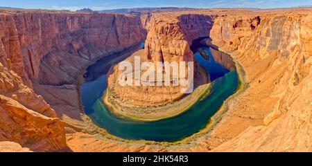 Klassische Panoramasicht auf das Horseshoe Bend, nördlich des Haupttouristenberblickes in der Nähe von Page, Arizona, den Vereinigten Staaten von Amerika, Nordamerika Stockfoto