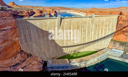 Vorderansicht des historischen Glen Canyon Dam in Page, von der Highway 89 Bridge über den Colorado River, Arizona, USA Stockfoto