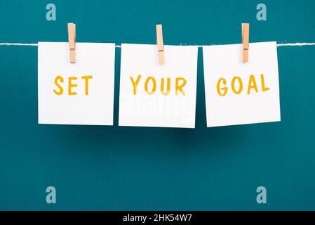 Der Satz, der Ihr Ziel gesetzt wird, steht auf Zettel, Geschäfts- und Bildungsstrategie, positives Lebensstilkonzept Stockfoto