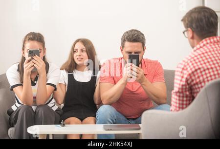 Vater Mutter und Mädchen bei Psychologen Sitzung. Familientherapie. Eltern mit Kind Stockfoto