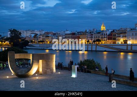 Blick auf Sevilla bei Nacht, entlang des Rio Guadalquivir, Sevilla, Andalusien, Spanien, Europa Stockfoto