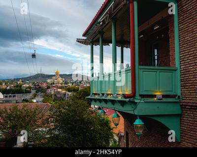 Blick auf die Kirche der Heiligen Dreifaltigkeit aus der Altstadt, Tiflis, Georgien (Sakartvelo), Zentralasien, Asien Stockfoto