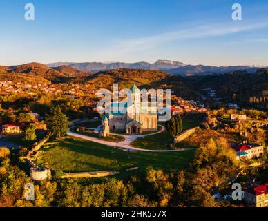 Luftaufnahme der Bagrati Kathedrale bei Sonnenaufgang, in Kutaisi, Imereti, Georgien (Sakartvelo), Zentralasien, Asien Stockfoto