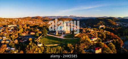 Luftaufnahme der Bagrati Kathedrale bei Sonnenaufgang, in Kutaisi, Imereti, Georgien (Sakartvelo), Zentralasien, Asien Stockfoto