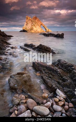 Bow Fiddle Rock, in der Nähe von Portknockie, Moray Coast, North East Scotland, Schottland, Vereinigtes Königreich, Europa Stockfoto