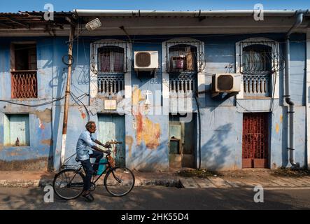 Lokaler Mann auf einem Fahrrad in den Hinterstraßen, Panjim City, Panjim (Panaji), Goa, Indien, Asien Stockfoto