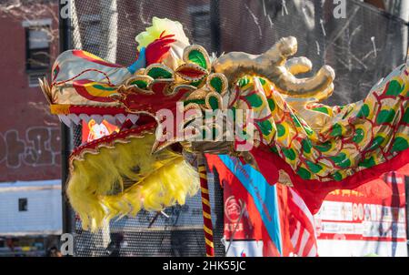 New York City, USA. 01st. Februar 2022. Tänzer beim Better Chinatown USA Lunar New Year's Firecracker Ceremony and Cultural Festival am 1. Februar 2022 in der Chinatown-Abteilung von Manhattan, NY. Dieses Jahr ist das Jahr des Tigers, das für Tatsam, Selbstvertrauen und Stärke steht. (Foto von Steve Sanchez/Sipa USA) Quelle: SIPA USA/Alamy Live News Stockfoto