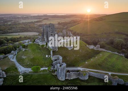 Luftaufnahme der verlassenen Ruinen von Corfe Castle bei Sonnenaufgang, Dorset, England, Vereinigtes Königreich, Europa Stockfoto