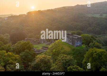 Die Ruinen von Okehampton Castle bei Sonnenaufgang, Okehampton, Devon, England, Vereinigtes Königreich, Europa Stockfoto