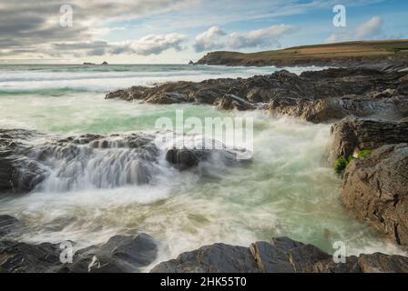 Im Herbst, Cornwall, England, Großbritannien, Europa, stürzten atlantische Wellen auf die felsigen Küsten der Booby's Bay in der Nähe von Trevose Head Stockfoto