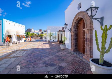 Blick auf den Eingang der Galerie und die Geschäfte in Rubicon Marina, Playa Blanca, Lanzarote, Kanarische Inseln, Spanien, Atlantik, Europa Stockfoto