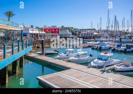 Blick auf Boote und Restaurants in Rubicon Marina, Playa Blanca, Lanzarote, Kanarische Inseln, Spanien, Atlantik, Europa Stockfoto