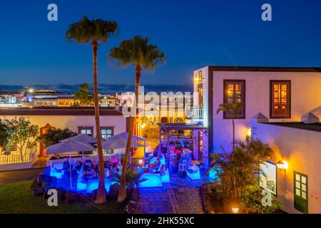 Blick auf das Café in der Abenddämmerung in Marina Rubicon, Playa Blanca, Lanzarote, Kanarische Inseln, Spanien, Atlantik, Europa Stockfoto