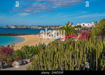 Blick auf das Hotel mit Blick auf Playa Dorada Beach, Playa Blanca, Lanzarote, Kanarische Inseln, Spanien, Atlantik, Europa Stockfoto