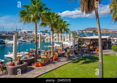 Blick auf Restaurant und Boote in Rubicon Marina, Playa Blanca, Lanzarote, Kanarische Inseln, Spanien, Atlantik, Europa Stockfoto