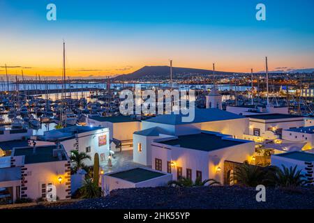 Blick auf den Yachthafen und die Geschäfte in der Abenddämmerung in Marina Rubicon, Playa Blanca, Lanzarote, Kanarische Inseln, Spanien, Atlantik, Europa Stockfoto