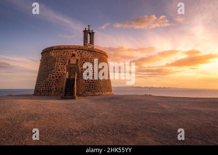 Blick auf Castillo del Aguila o de las Coloradas bei Sonnenuntergang, Playa Blanca, Lanzarote, Kanarische Inseln, Spanien, Atlantik, Europa Stockfoto