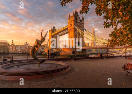 Blick auf Tower Bridge, Girl with Dolphin, The Shard und die Themse bei Sonnenaufgang, London, England, Großbritannien, Europa Stockfoto