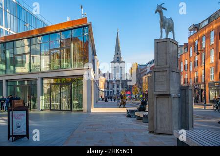 Blick auf die Brushfield Street und die Christ Church Spitalfields in der Nähe des Spitalfield Market, London, England, Großbritannien, Europa Stockfoto