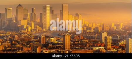 Panoramablick auf Canary Wharf zur goldenen Stunde vom Principal Tower, London, England, Großbritannien, Europa Stockfoto
