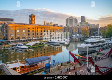 Ansicht der St. Katharine Docks von erhöhter Position bei Sonnenaufgang, London, England, Großbritannien, Europa Stockfoto