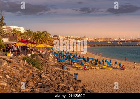 Blick auf Hotel und Rubicon Marina mit Blick auf Playa Dorada Beach, Playa Blanca, Lanzarote, Kanarische Inseln, Spanien, Atlantik, Europa Stockfoto