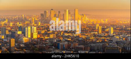 Panoramablick auf Canary Wharf zur goldenen Stunde vom Principal Tower, London, England, Großbritannien, Europa Stockfoto