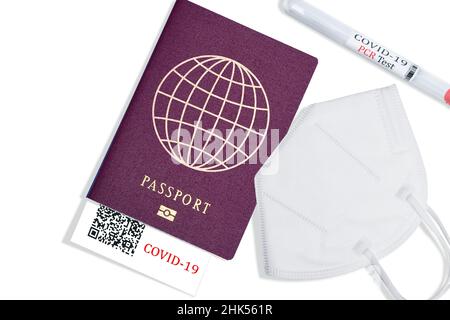 COVID-19 und Reisekonzept, Marke der Coronavirus PCR-Tests im touristischen italienischen Pass.Diagnose von Coronavirus im Flughafen wegen Sperrung. Bus Stockfoto