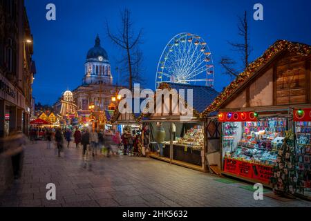 Blick auf Weihnachtsmarktstände, Riesenrad und Ratshaus auf dem Old Market Square, Nottingham, Nottinghamshire, England, Großbritannien, Europa Stockfoto