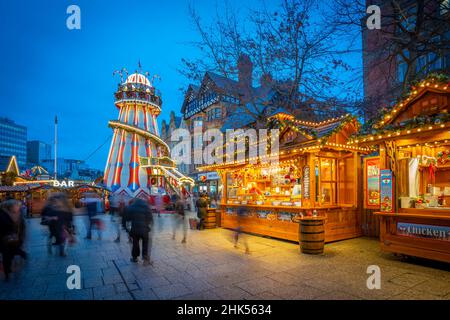 Blick auf Weihnachtsmarktstände und Skelter auf dem Old Market Square, Nottingham, Nottinghamshire, England, Großbritannien, Europa Stockfoto