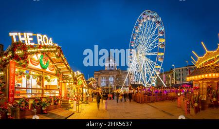 Blick auf Weihnachtsmarktstände, Riesenrad und Ratshaus auf dem Old Market Square, Nottingham, Nottinghamshire, England, Großbritannien, Europa Stockfoto