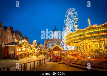 Blick auf Weihnachtsmarktstände, Riesenrad und Ratshaus auf dem Old Market Square, Nottingham, Nottinghamshire, England, Großbritannien, Europa Stockfoto