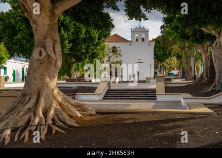 Blick auf die Plaza de Los Remedios und die Parroquia Nuestra Senora de los Remedios Kirche, Yaisa, Lanzarote, Kanarische Inseln, Spanien, Atlantik, Europa Stockfoto