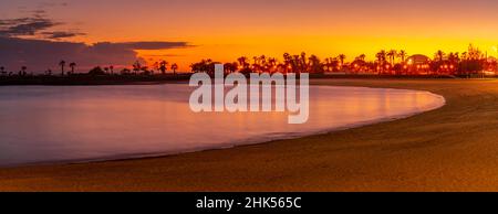 Blick auf den Strand Playa del Reducto bei Sonnenuntergang, Arrecife, Lanzarote, Kanarische Inseln, Spanien, Atlantik, Europa Stockfoto