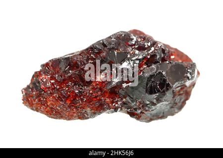 Natürlich rauer Granatkristall (Pyrope/Almandin) auf weißem Hintergrund Stockfoto