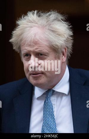 02/02/2022. London, Großbritannien. Premierminister Boris Johnson verlässt die Nummer 10, Downing Street, um das Parlamentsgebäude zu verlassen. Herr Johnson steht unter Druck Stockfoto