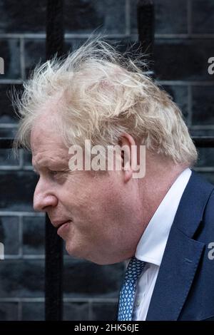 02/02/2022. London, Großbritannien. Premierminister Boris Johnson verlässt die Nummer 10, Downing Street, um das Parlamentsgebäude zu verlassen. Herr Johnson steht unter Druck Stockfoto