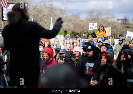 Salem, USA. 01st. Februar 2022. Anti-vax-Demonstranten versammeln sich vor dem Oregon State Capitol Building, um am 1. Februar 2021 in Salem, Oregon, USA, Covid-19-Mandate und Impfstoffe zu verprangen. (Mathieu Lewis-Rolland/Sipa USA) Quelle: SIPA USA/Alamy Live News Stockfoto