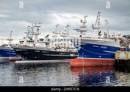 KILLYBEGS, IRLAND - OKTOBER 13 2021 : Fischerboote liegen am Hafen. Stockfoto