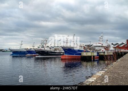 KILLYBEGS, IRLAND - OKTOBER 13 2021 : Fischerboote liegen am Hafen. Stockfoto