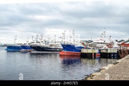 KILLYBEGS, IRLAND - OKTOBER 13 2021 : Fischerboote liegen am Hafen. Stockfoto