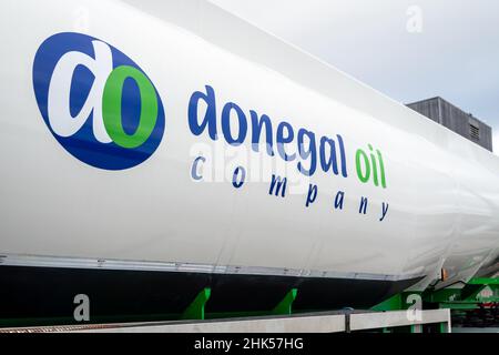 KILLYBEGS, IRLAND - OKTOBER 13 2021 : Donegal Oil ist im Hafen tätig. Stockfoto