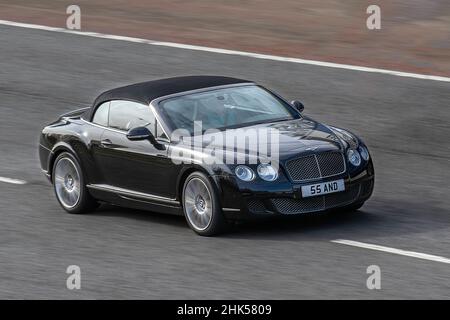 ASI Bentley Continental GTC Cabriolet; Fahrzeugverkehr, bewegliche Fahrzeuge, Autos, Fahrzeugverkehr auf britischen Straßen, Motoren, Autofahren auf dem Autobahnnetz der Autobahn M6 in Großbritannien. Stockfoto