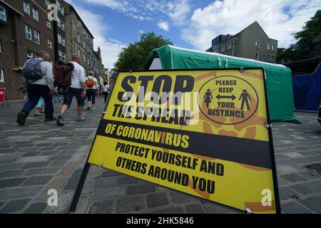 Foto vom 07/07/21 eines Covid-19-Informationszeichens in Edinburgh, da die bestätigten oder vermuteten Todesfälle durch Coronaviren in Schottland in der letzten Januarwoche nach den neuesten Zahlen um 25 auf 121 zurückgegangen sind. Stockfoto