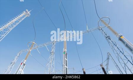 Digitales Umspannwerk mit elektrischen Drähten. Aktion. Ansicht von unten auf Strommasten mit Kabeln und Transformatoren auf dem Hintergrund des blauen Himmels. Elektrische Substatia Stockfoto