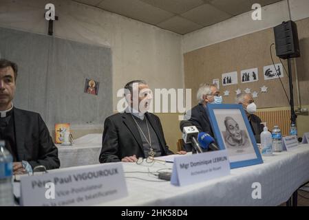 Erzbischof Dominique Lebrun von Rouen bei der Pressekonferenz vor dem Prozess des Angriffs auf Pater Jacques Hamel am 2. Februar 2022 im Pfarrhaus von Saint-Etienne-du-Rouvray in der Nähe von Rouen im Nordwesten Frankreichs. Jacques Hamel, ein 85-jähriger Priester, wurde am 26. Juli 2016 in einer Kirche von Saint-Etienne-du-Rouvray von zwei islamistischen Terroristen ermordet. Foto von Julien Paquin/ABACAPRESS.COM Stockfoto