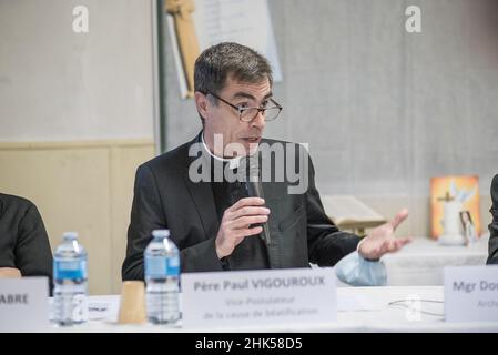 Pater Paul Vigoroux bei der Pressekonferenz vor dem Prozess wegen des Angriffs auf Pater Jacques Hamel am 2. Februar 2022 im Presbyterium Saint-Etienne-du-Rouvray in der Nähe von Rouen im Nordwesten Frankreichs. Jacques Hamel, ein 85-jähriger Priester, wurde am 26. Juli 2016 in einer Kirche von Saint-Etienne-du-Rouvray von zwei islamistischen Terroristen ermordet. Foto von Julien Paquin/ABACAPRESS.COM Stockfoto