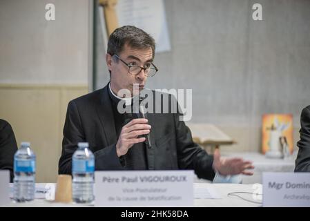 Pater Paul Vigoroux bei der Pressekonferenz vor dem Prozess wegen des Angriffs auf Pater Jacques Hamel am 2. Februar 2022 im Presbyterium Saint-Etienne-du-Rouvray in der Nähe von Rouen im Nordwesten Frankreichs. Jacques Hamel, ein 85-jähriger Priester, wurde am 26. Juli 2016 in einer Kirche von Saint-Etienne-du-Rouvray von zwei islamistischen Terroristen ermordet. Foto von Julien Paquin/ABACAPRESS.COM Stockfoto